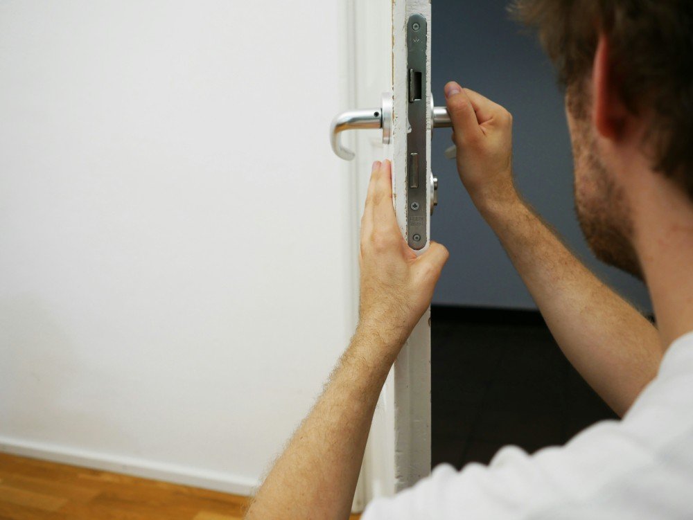 Examen d’une porte et de sa serrure lors d’un diagnostic de panne