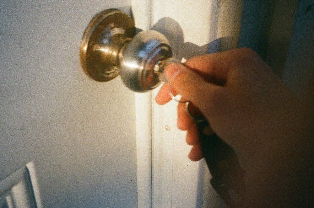 Remplacement d’un cylindre sur une porte lors d’une intervention de serrurerie